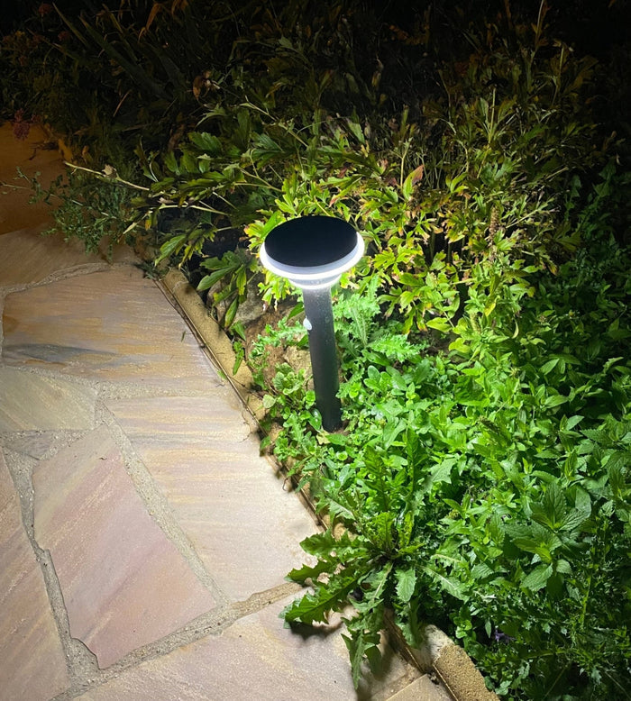 Borne extérieure LED solaire GENOVA, Noire, 45 cm, avec détecteur - 3 modes d'éclairage 100 à 1000 lumens